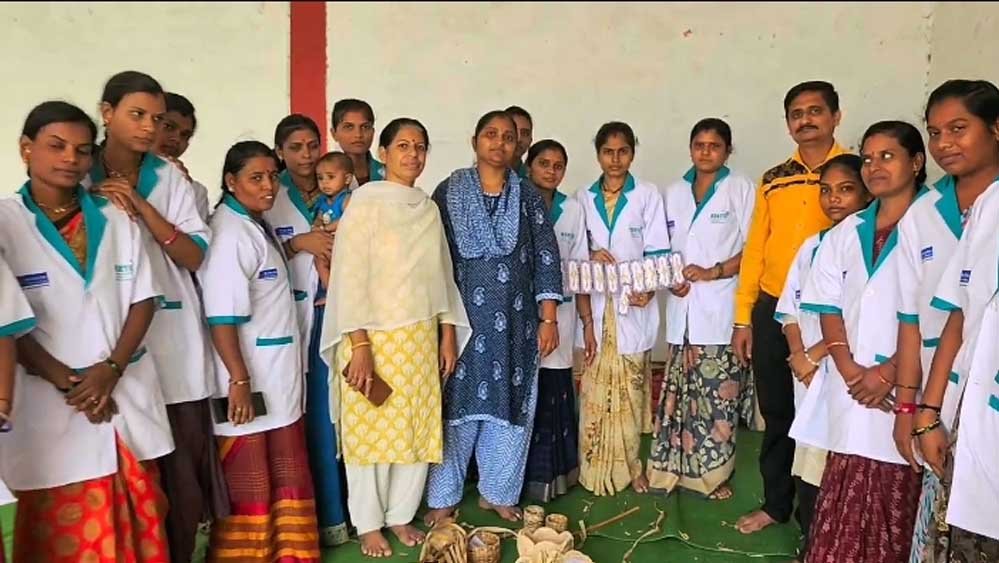 बुरहानपुर की इको-फ्रेंडली राखियां पहुंचेंगी लंदन, केले के रेशे से बनी राखियों से आत्मनिर्भर हो रहीं महिलाएं बुरहानपुर की इको-फ्रेंडली राखियां पहुंचेंगी लंदन, केले के रेशे से बनी राखियों से आत्मनिर्भर हो रहीं महिलाएं