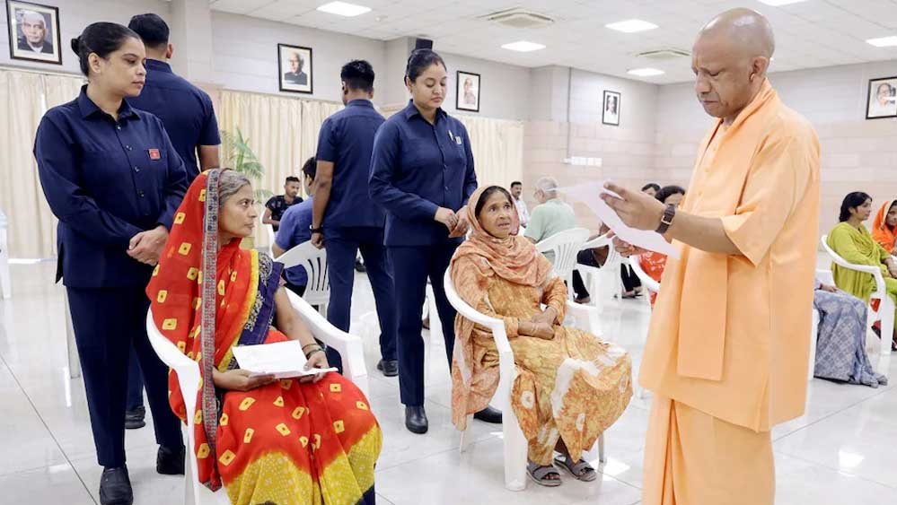 5 गायों के बाद बढ़ाना चाहती थीं पशुपालन, जनता दर्शन में पूनम की फरियाद सुन CM योगी ने दिया बड़ा आदेश 5 गायों के बाद बढ़ाना चाहती थीं पशुपालन, जनता दर्शन में पूनम की फरियाद सुन CM योगी ने दिया बड़ा आदेश