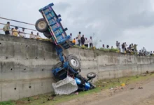 धार में कावड़ यात्रा के दौरान हादसा : 25 फीट नीचे गिरी ट्रैक्टर-ट्रॉली, 7 श्रद्धालु गंभीर घायल