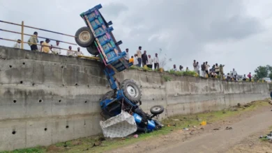 धार में कावड़ यात्रा के दौरान हादसा : 25 फीट नीचे गिरी ट्रैक्टर-ट्रॉली, 7 श्रद्धालु गंभीर घायल