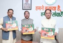 मुख्यमंत्री ने संसदीय संकुल विकास परियोजना मिनवाखाड़ पर आधारित पुस्तक का विमोचन किया