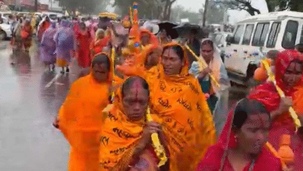 सीहोर में उमड़ा आस्था का सैलाब! 11 किमी लंबी कांवड़ यात्रा शुरू, सीवन घाट पर एंट्री बंद सीहोर में उमड़ा आस्था का सैलाब! 11 किमी लंबी कांवड़ यात्रा शुरू, सीवन घाट पर एंट्री बंद