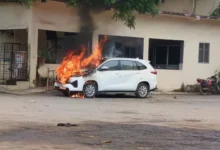 महापौर की इनोवा में अचानक लगी आग : दुर्ग नगर निगम परिसर में मचा हड़कंप, बोनेट से उठी लपटें