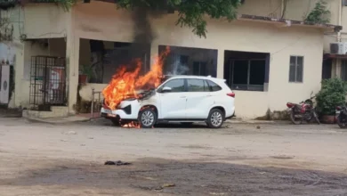 महापौर की इनोवा में अचानक लगी आग : दुर्ग नगर निगम परिसर में मचा हड़कंप, बोनेट से उठी लपटें