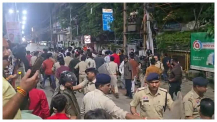 गाय पर टिप्पणी को लेकर बिलासपुर में हंगामा : शिकायत के दौरान थाना परिसर में पथराव, अतिरिक्त पुलिस बल तैनात किया गया गाय पर टिप्पणी को लेकर बिलासपुर में हंगामा : शिकायत के दौरान थाना परिसर में पथराव, अतिरिक्त पुलिस बल तैनात किया गया