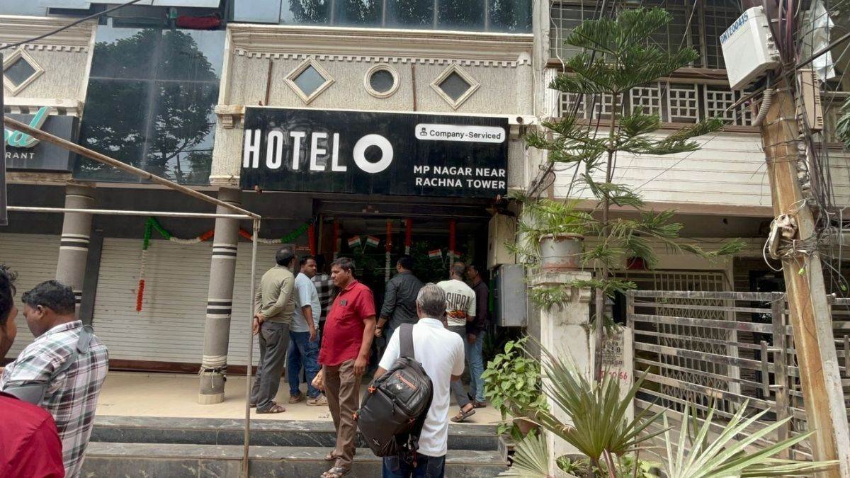 भोपाल में रहवासी इलाकों के कारोबार पर निगम की बड़ी कार्रवाई : 4 घंटे में 15 से ज्यादा प्रतिष्ठान सील, अरेरा कॉलोनी में दुकानदारों का हंगामा भोपाल में रहवासी इलाकों के कारोबार पर निगम की बड़ी कार्रवाई : 4 घंटे में 15 से ज्यादा प्रतिष्ठान सील, अरेरा कॉलोनी में दुकानदारों का हंगामा