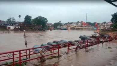 चित्रकूट में बाढ़ के बाद फिर बारिश का कहर : मंदाकिनी नदी का जलस्तर बढ़ा, नेशनल हाईवे धंसा