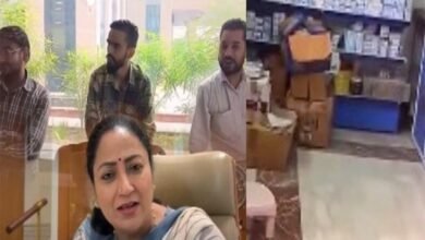 जन औषधि केंद्र में लापरवाही पर सख्त हुई दिल्ली सरकार, मुख्यमंत्री ने लाइसेंस रद्द करने के दिए संकेत जन औषधि केंद्र में लापरवाही पर सख्त हुई दिल्ली सरकार, मुख्यमंत्री ने लाइसेंस रद्द करने के दिए संकेत