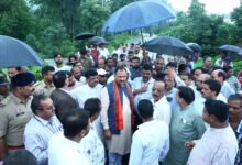 बड़ा बाजार-बरतुंगा मार्ग बंद होने से मचा हड़कंप, 5 किमी झाड़ियों में पैदल उतरे मंत्री