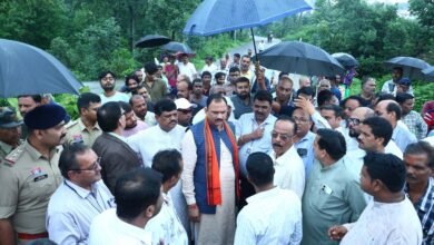 बड़ा बाजार-बरतुंगा मार्ग बंद होने से मचा हड़कंप, 5 किमी झाड़ियों में पैदल उतरे मंत्री