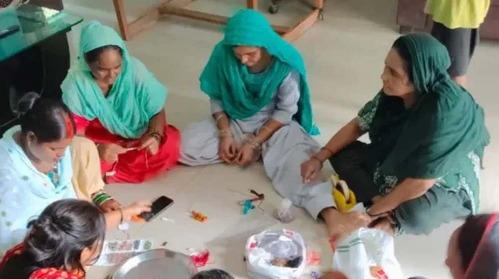 5,000 महिलाओं के हाथों से तैयार हो रहीं आधुनिक डिजाइनों की राखियां 5,000 महिलाओं के हाथों से तैयार हो रहीं आधुनिक डिजाइनों की राखियां