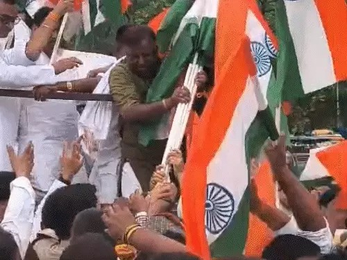 निहत्थों पर AK-47 मत चलाओ,तस्वीरों में तेजस्वी का राजभवन मार्च:GEN-Z स्टाइल में पोस्टर लेकर उतरे कार्यकर्ता; 3 जगह बैरिकेडिंग, 500 से ज्यादा जवान तैनात निहत्थों पर AK-47 मत चलाओ,तस्वीरों में तेजस्वी का राजभवन मार्च:GEN-Z स्टाइल में पोस्टर लेकर उतरे कार्यकर्ता; 3 जगह बैरिकेडिंग, 500 से ज्यादा जवान तैनात