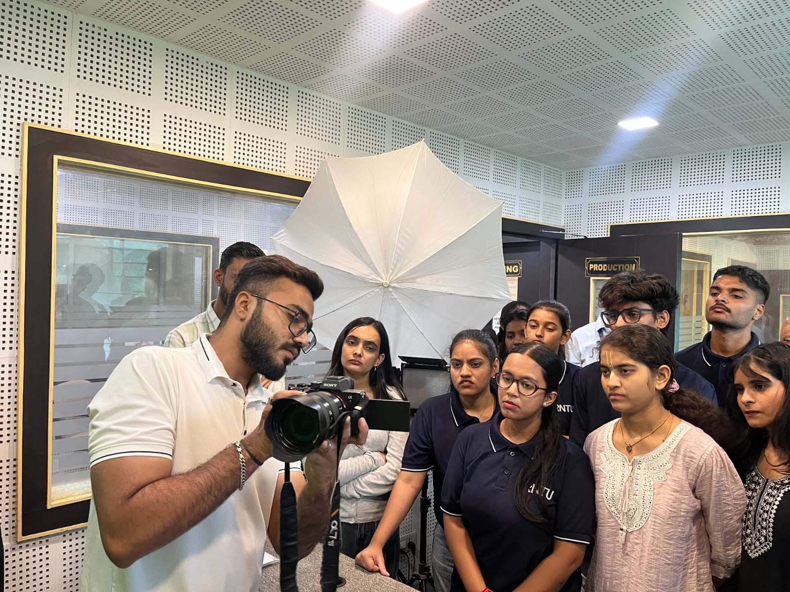 ‘कैप्चर मोमेंट्स, टेल स्टोरीज़’ थीम पर आरएनटीयू में विश्व फोटोग्राफी दिवस का आयोजन