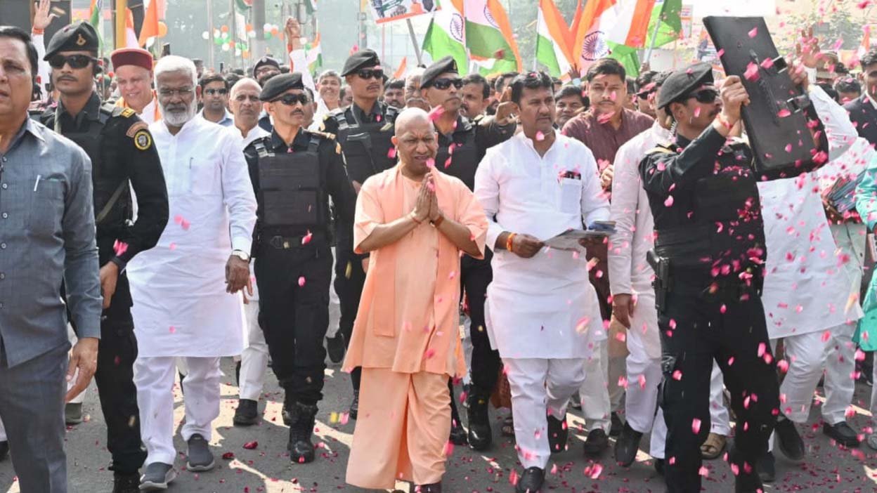 गोरखपुर में योगी संग युवाओं ने निकाली तिरंगा यात्रा, दिखा राष्ट्रभक्ति का जोश