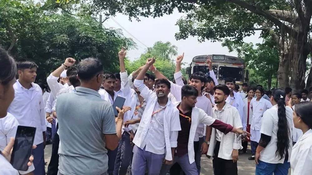 बिहार में नर्सिंग छात्रों का हंगामा, 90% फेल होने पर बिहटा-पालीगंज मार्ग 3 घंटे जाम बिहार में नर्सिंग छात्रों का हंगामा, 90% फेल होने पर बिहटा-पालीगंज मार्ग 3 घंटे जाम