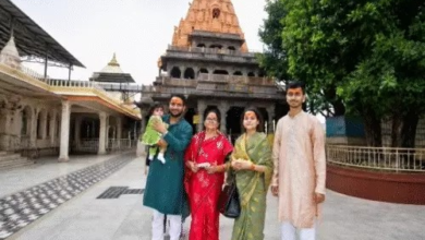 अनुष्का यादव की बेटी उज्जैनी की पहली तस्वीर सामने आई:महाकाल मंदिर में अन्नप्राशन हुआ; यूजर्स बोले- बिल्कुल पापा तेजू भइया पर गई है