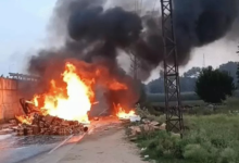 ट्रक और पिकअप भिड़ंत के बाद पुलिया से नीचे गिरे:केबिन में फंसा पिकअप ड्राइवर, क्रेन से वाहन हटाते दौरान केमिकल भरे ट्रक में लगी आग