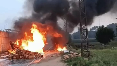ट्रक और पिकअप भिड़ंत के बाद पुलिया से नीचे गिरे:केबिन में फंसा पिकअप ड्राइवर, क्रेन से वाहन हटाते दौरान केमिकल भरे ट्रक में लगी आग