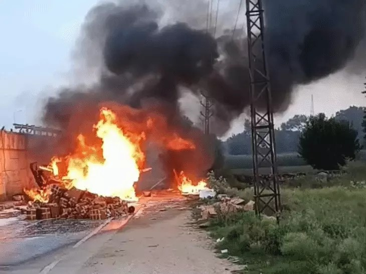 ट्रक और पिकअप भिड़ंत के बाद पुलिया से नीचे गिरे:केबिन में फंसा पिकअप ड्राइवर, क्रेन से वाहन हटाते दौरान केमिकल भरे ट्रक में लगी आग