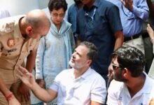 साहिल लोचव के साथ पुलिस दफ्तर पहुंचे राहुल गांधी, FIR दर्ज होने तक धरने का ऐलान