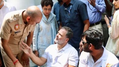 साहिल लोचव के साथ पुलिस दफ्तर पहुंचे राहुल गांधी, FIR दर्ज होने तक धरने का ऐलान