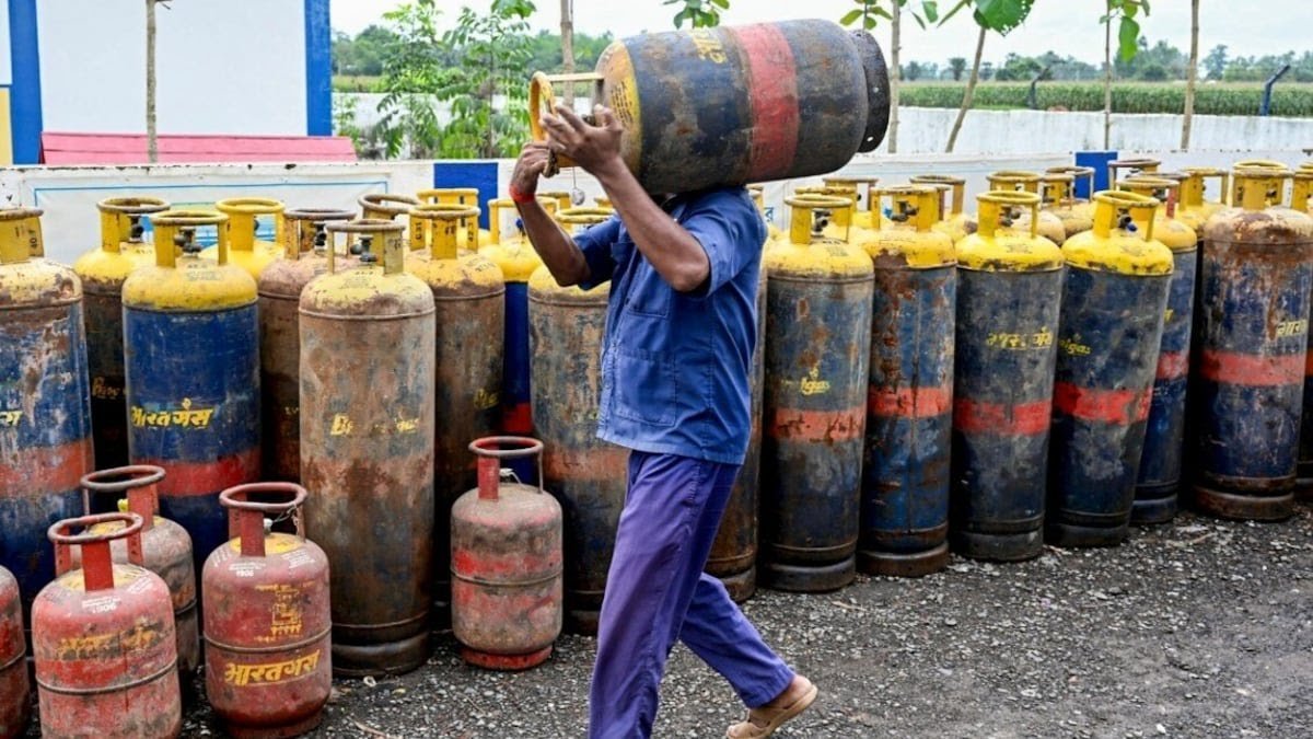 200 रुपये से ज्यादा सस्ता हुआ कमर्शियल LPG सिलेंडर: कारोबारियों को बड़ी राहत, अब पेट्रोल-डीजल और घरेलू गैस पर टिकी नजर