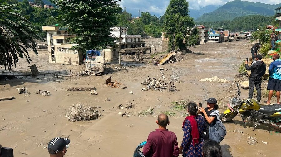 नेपाल में बाढ़ से तबाही के बाद नया खतरा: चीन ने बैरियर झील को लेकर चेताया, अगले 3 दिन में 30 लाख घन मीटर पानी बढ़ेगा