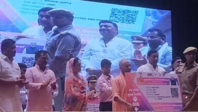 कैशलेस चिकित्सा सुविधा कार्ड का वितरण कर ‘मुख्यमंत्री पीआरडी कैशलेस चिकित्सा योजना’ का शुभारंभ किया सीएम ने