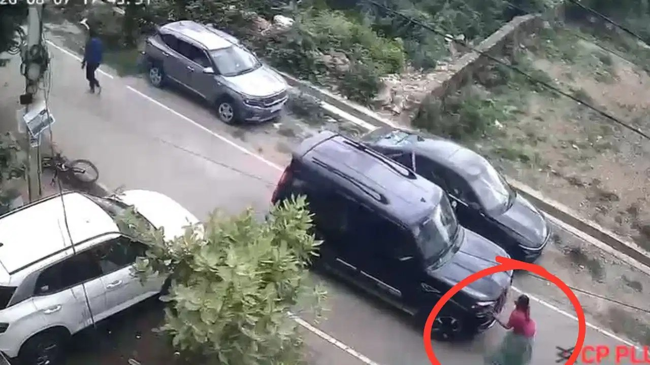 कार में फेंक रहे थे पत्थर, बीच-बचाव करने आई महिला तो स्कॉर्पियो से कुचला… CCTV में कैद मौत का खौफनाक मंजर