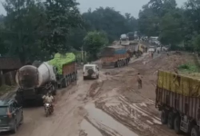 बिलासपुर-पेंड्रा NH की बदहाली पर कांग्रेस का प्रदर्शन, गड्ढों में धान रोपकर जताया विरोध; 2 घंटे चला धरना