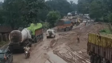 बिलासपुर-पेंड्रा NH की बदहाली पर कांग्रेस का प्रदर्शन, गड्ढों में धान रोपकर जताया विरोध; 2 घंटे चला धरना