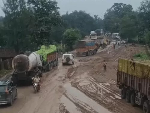 बिलासपुर-पेंड्रा NH की बदहाली पर कांग्रेस का प्रदर्शन, गड्ढों में धान रोपकर जताया विरोध; 2 घंटे चला धरना