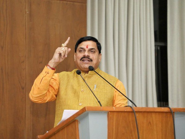 शिकायतें सुनते ही एक्शन में CM मोहन यादव, CMHO समेत 3 अधिकारियों को किया सस्पेंड शिकायतें सुनते ही एक्शन में CM मोहन यादव, CMHO समेत 3 अधिकारियों को किया सस्पेंड