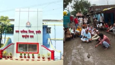 इंदौर में नगर निगम के खिलाफ कीचड़ में बैठकर अनोखा प्रदर्शन: सड़क न बनने से नाराज पार्षद और रहवासी धरने पर बैठे