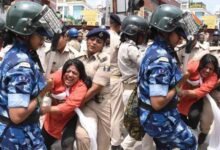 BPSC TRE 4 प्रदर्शन में हाई वोल्टेज ड्रामा! पुलिस ने चलाया वाटर कैनन तो शैंपू लगाकर नहाने लगा छात्र