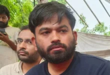 कॉकरोच पार्टी’ में बगावतः अभिजीत दीपके के घर के बाहर दो युवकों का धरना, लगाए गंभीर आरोप