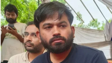 कॉकरोच पार्टी’ में बगावतः अभिजीत दीपके के घर के बाहर दो युवकों का धरना, लगाए गंभीर आरोप