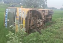 स्कूल बस पलटते ही मचा हड़कंप! CG में 18 बच्चे घायल, अस्पताल में कराया गया भर्ती