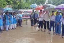 CG में शिक्षकों की कमी पर छात्र-पालकों का प्रदर्शन, नियुक्ति और युक्तियुक्तकरण को लेकर उठे सवाल