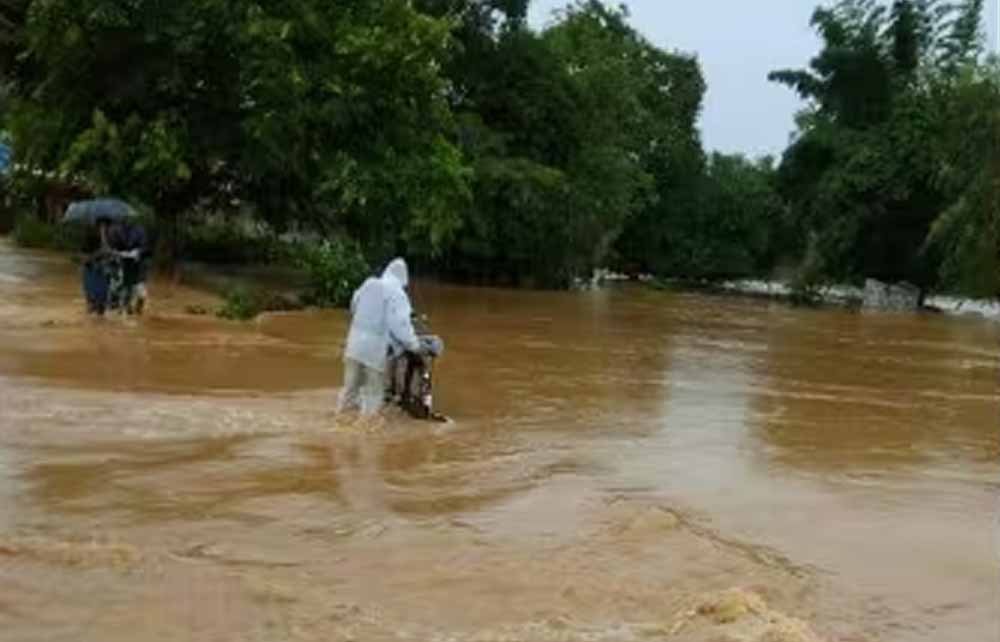 Bastar में बारिश का कहर! इंद्रावती नदी खतरे के निशान से ऊपर, नदी-नाले उफान पर Bastar में बारिश का कहर! इंद्रावती नदी खतरे के निशान से ऊपर, नदी-नाले उफान पर