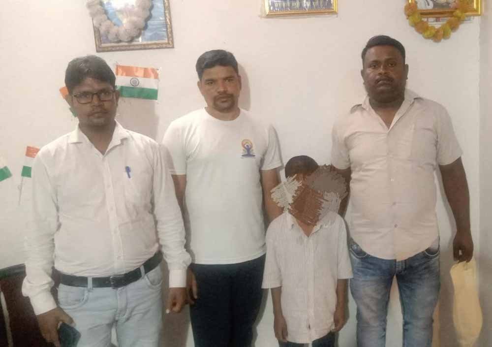 10 साल के मासूम को मिला सहारा, माता-पिता के बिना नशे की गिरफ्त में था बच्चा; SP ने कराया इलाज 10 साल के मासूम को मिला सहारा, माता-पिता के बिना नशे की गिरफ्त में था बच्चा; SP ने कराया इलाज