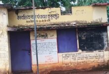 पंचायत भवन की छत गिरते ही मचा हड़कंप, सरकारी दस्तावेज मलबे में दबे; सरपंच-सचिव सुरक्षित