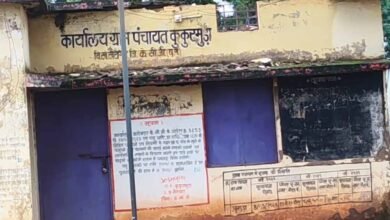 पंचायत भवन की छत गिरते ही मचा हड़कंप, सरकारी दस्तावेज मलबे में दबे; सरपंच-सचिव सुरक्षित