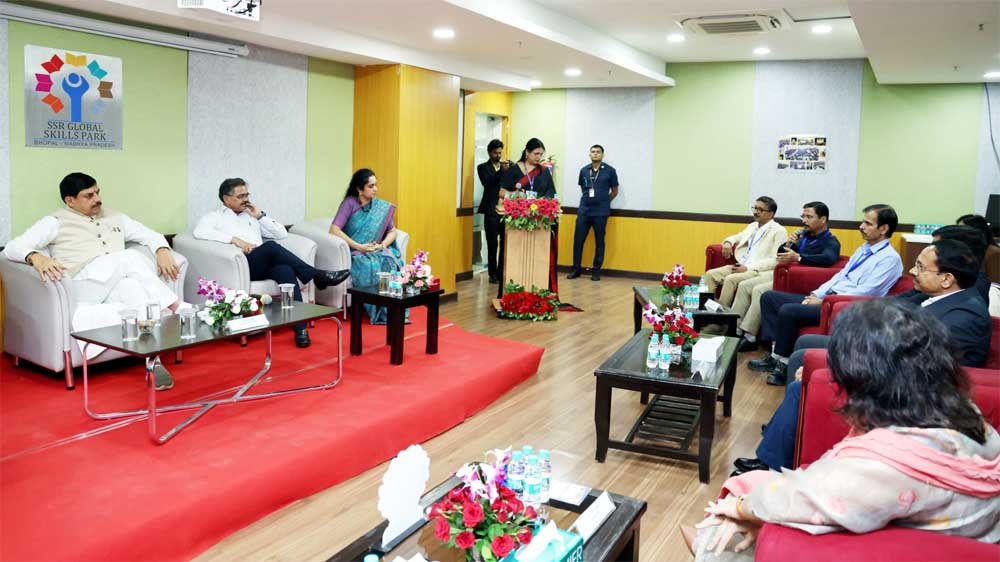 संत शिरोमणि रविदास ग्लोबल स्किल्स पार्क के अभिमुखीकरण समारोह ‘आरंभ’ में मुख्यमंत्री डॉ. यादव ने शिल्पकारों को किया सम्मानित संत शिरोमणि रविदास ग्लोबल स्किल्स पार्क के अभिमुखीकरण समारोह ‘आरंभ’ में मुख्यमंत्री डॉ. यादव ने शिल्पकारों को किया सम्मानित
