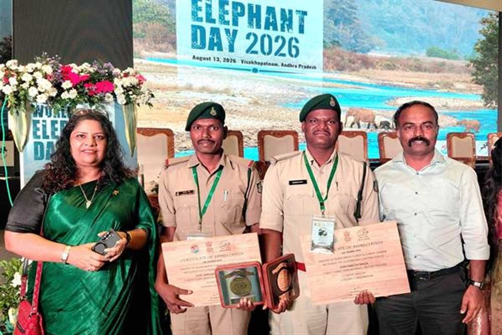 मानव-हाथी संघर्ष प्रबंधन में उत्कृष्ट योगदान के लिए मिला सम्मान मानव-हाथी संघर्ष प्रबंधन में उत्कृष्ट योगदान के लिए मिला सम्मान