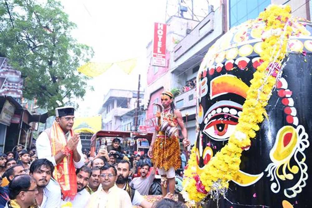 हर हर महादेव’ के जयघोष से गूंजा नरेला, मंत्री विश्वास सारंग की अगुवाई में निकली बाबा महाकाल की भव्य शाही सवारी हर हर महादेव’ के जयघोष से गूंजा नरेला, मंत्री विश्वास सारंग की अगुवाई में निकली बाबा महाकाल की भव्य शाही सवारी
