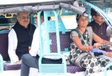 रमन सिंह ई-रिक्शा में बैठकर स्पीकर हाउस पहुंचे : महिला चालक का बढ़ाया हौसला, बोले- महिलाएं आत्मनिर्भर और सशक्त बन रही हैं