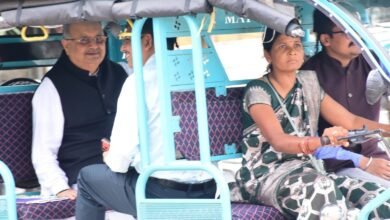 रमन सिंह ई-रिक्शा में बैठकर स्पीकर हाउस पहुंचे : महिला चालक का बढ़ाया हौसला, बोले- महिलाएं आत्मनिर्भर और सशक्त बन रही हैं रमन सिंह ई-रिक्शा में बैठकर स्पीकर हाउस पहुंचे : महिला चालक का बढ़ाया हौसला, बोले- महिलाएं आत्मनिर्भर और सशक्त बन रही हैं