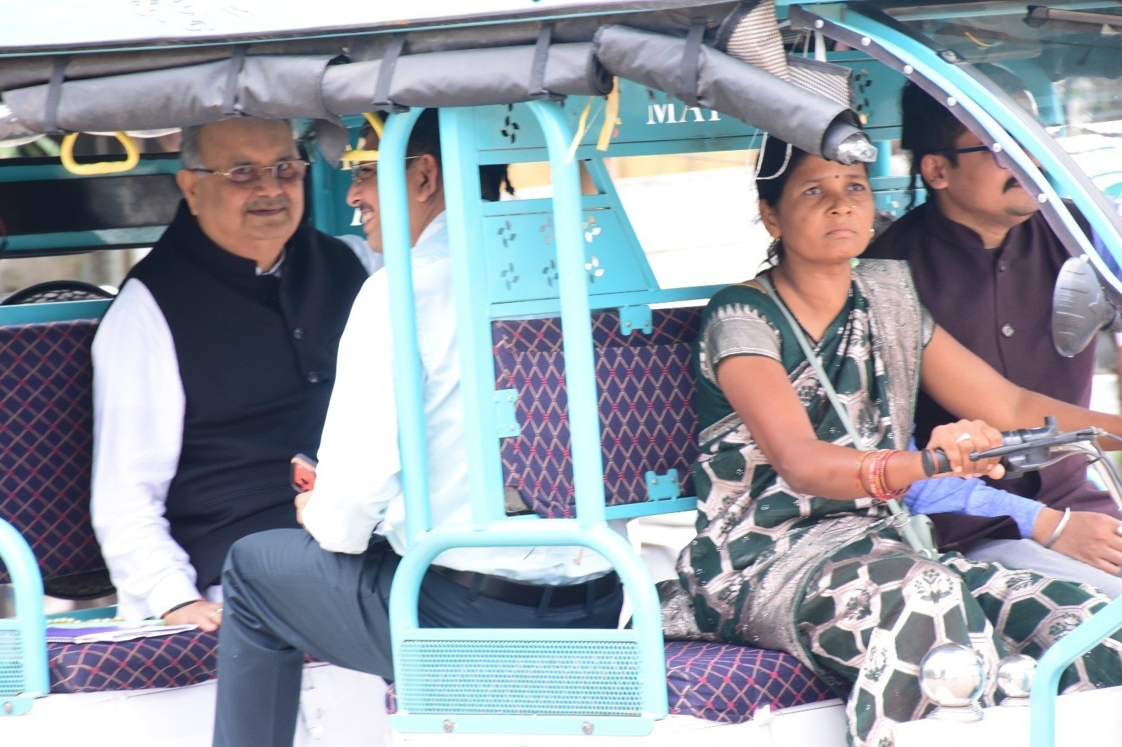 रमन सिंह ई-रिक्शा में बैठकर स्पीकर हाउस पहुंचे : महिला चालक का बढ़ाया हौसला, बोले- महिलाएं आत्मनिर्भर और सशक्त बन रही हैं