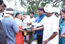 पालकी में बाढ़ पीड़ितों के बीच पहुंचे केदार कश्यप: राहत राशि और कंबल बांटे, कहा—संकट में सरकार हर परिवार के साथ